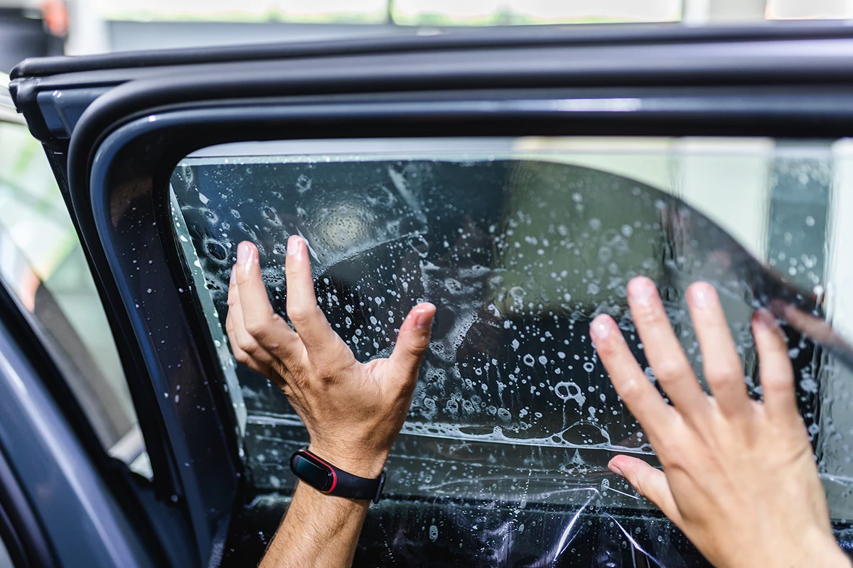 Getönte Fensterfolie in dunkelgrauer Kohle