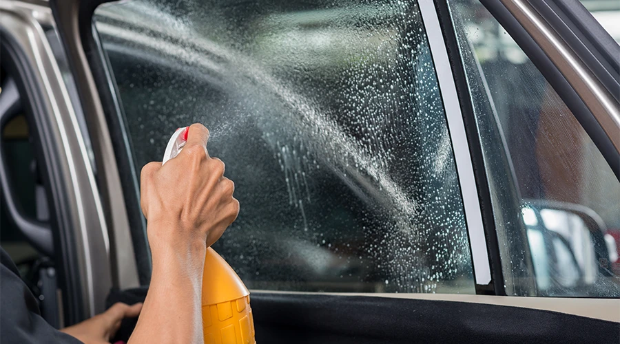 Användning av sprayflaska för att rengöra bilfönster