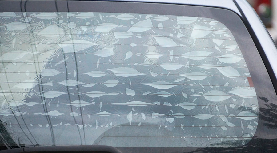 luchtbellen op de raamfolie van een auto