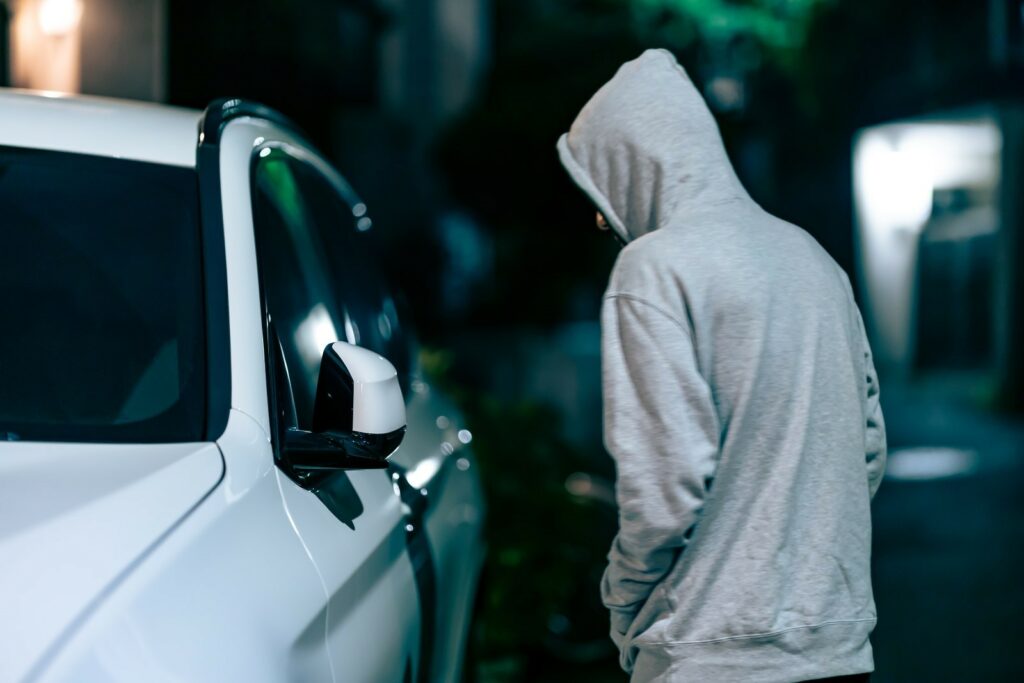 Ladrón con capucha tratando de robar el coche 